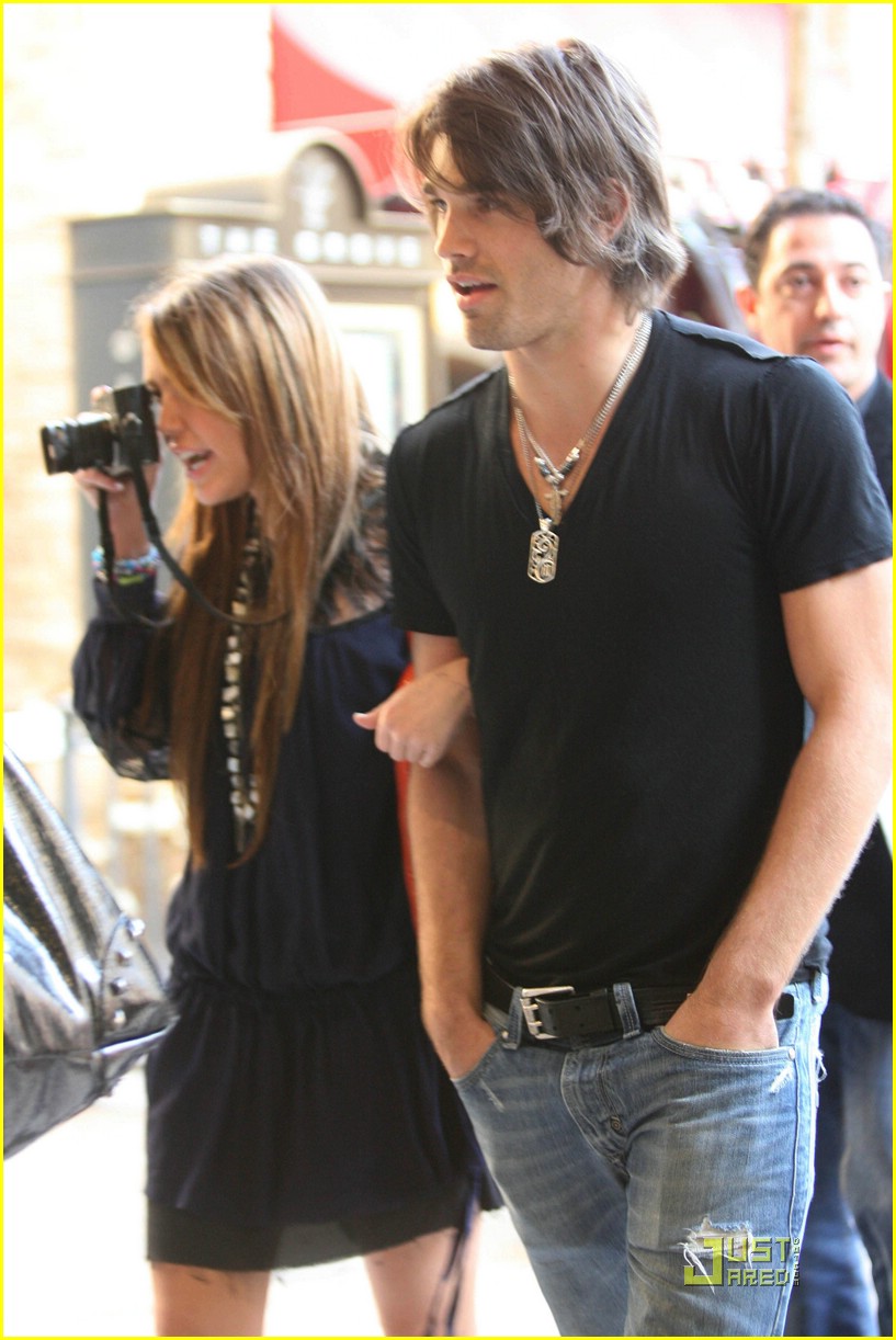 miley cyrus justin gaston taking pictures 18