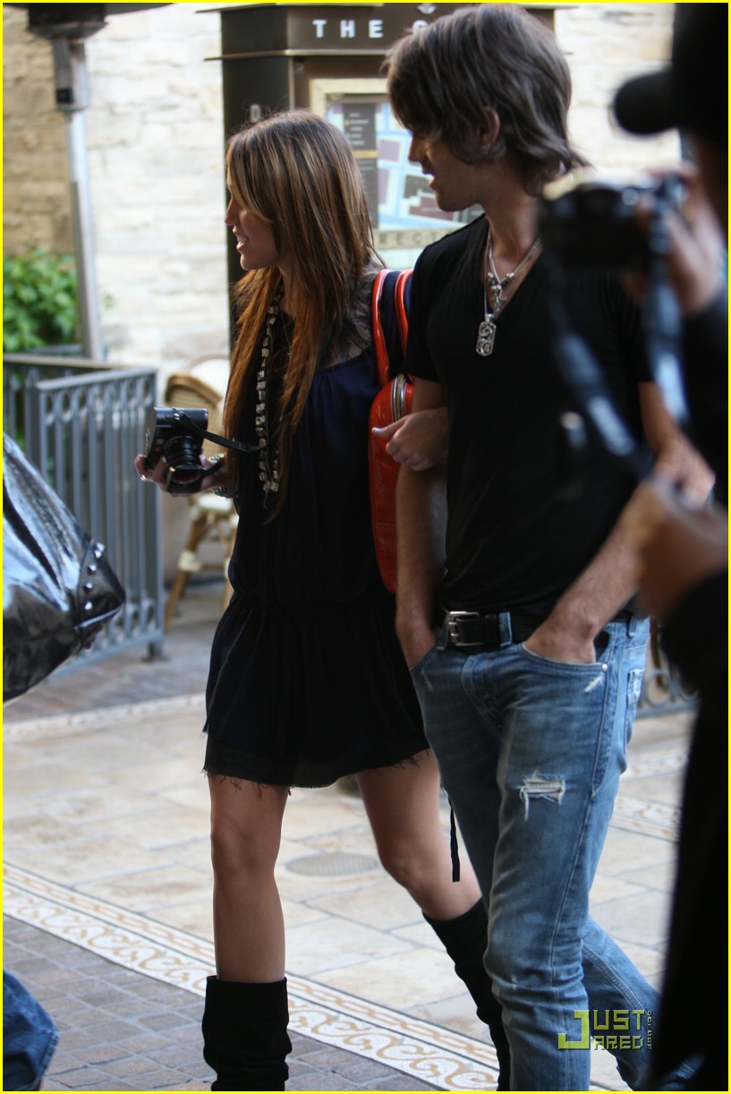 miley cyrus justin gaston taking pictures 21