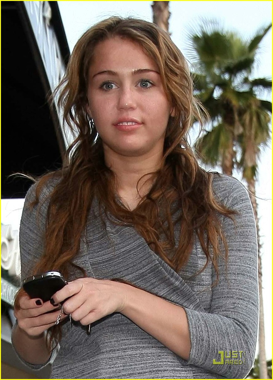 miley cyrus sunlounge tanning 09