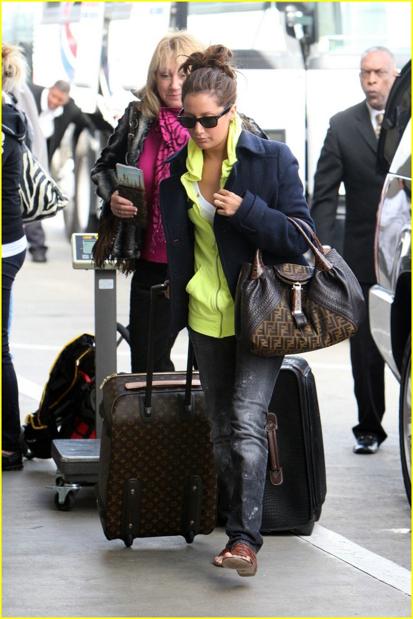 ashley tisdale lax airport 01
