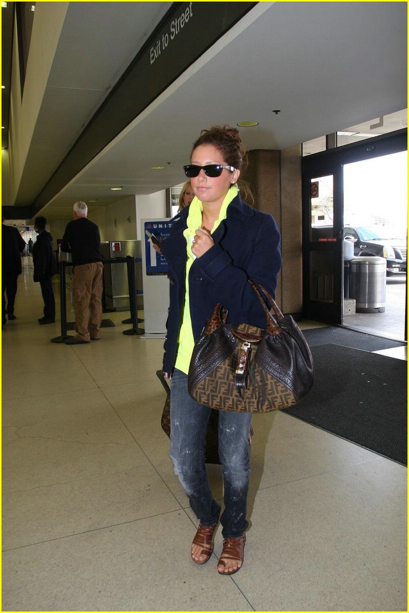 ashley tisdale lax airport 04