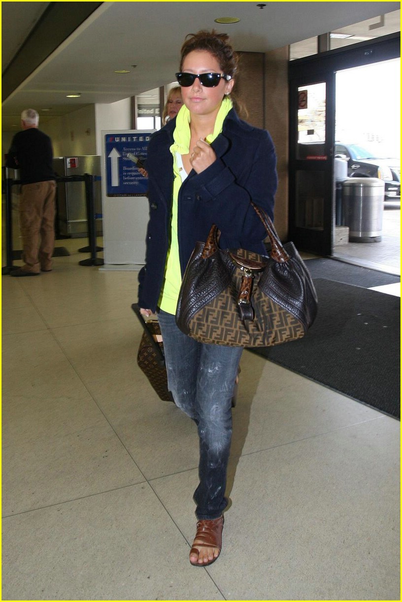 ashley tisdale lax airport 07
