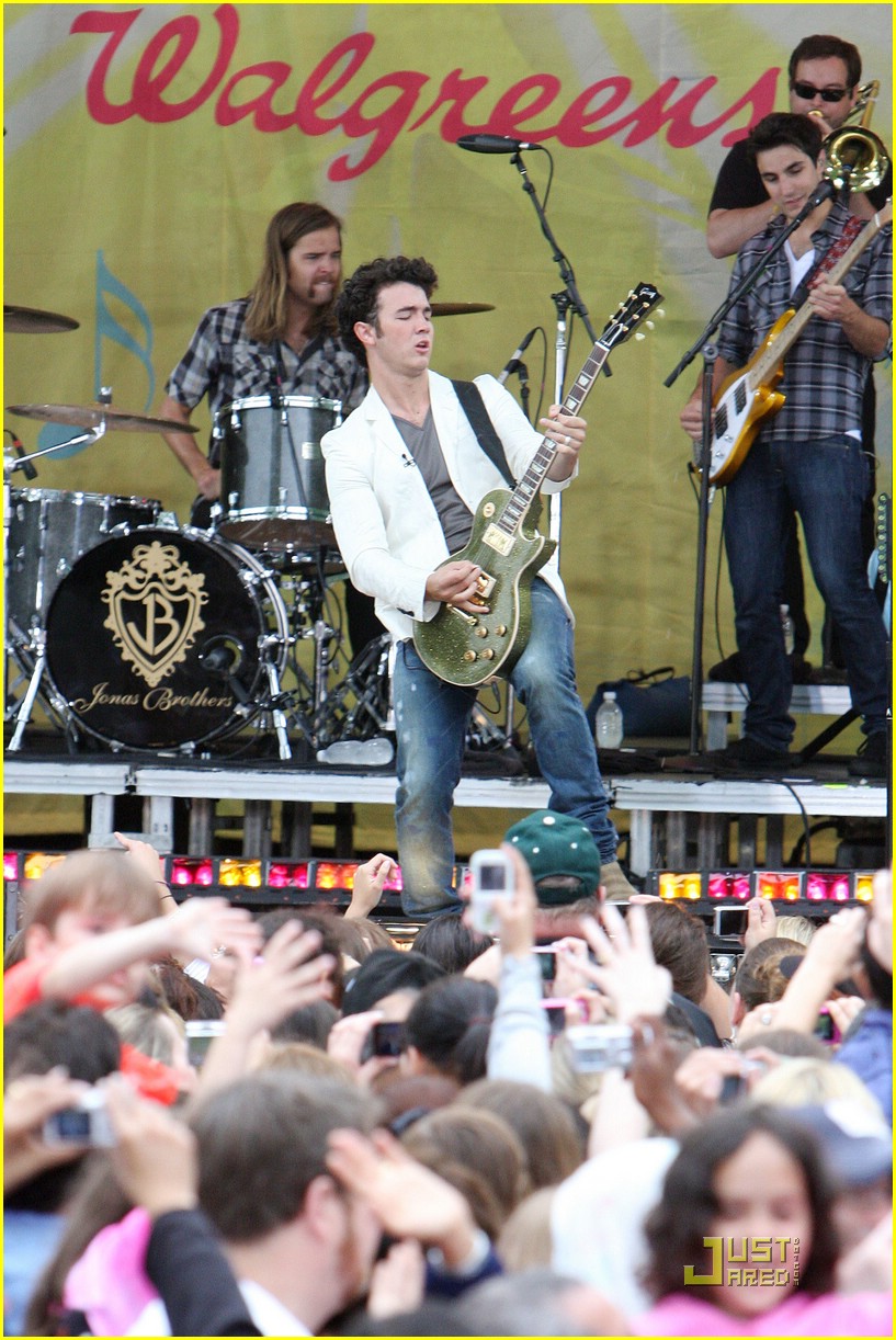 jonas brothers central park party 11