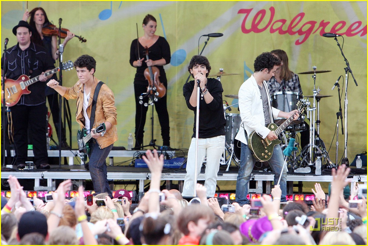 jonas brothers central park party 17