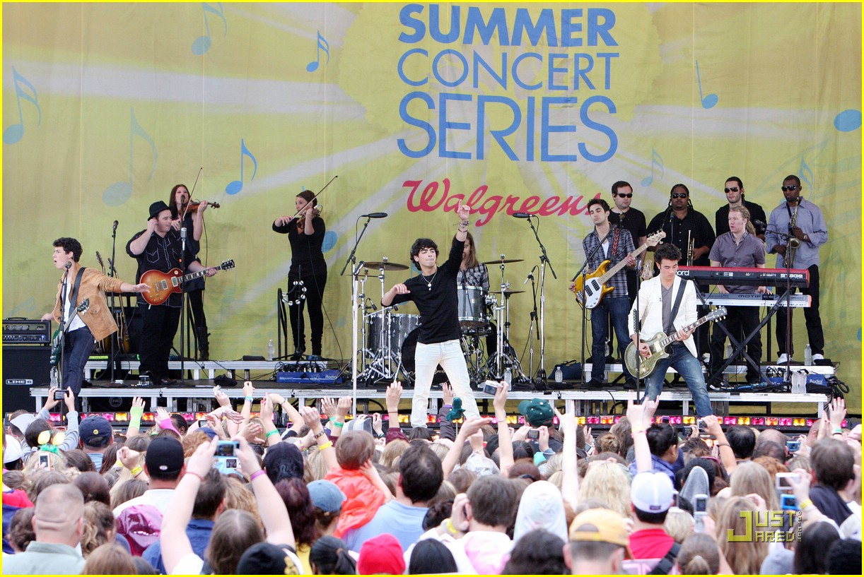 jonas brothers central park party 20