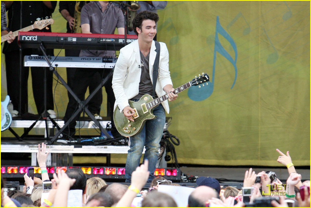 jonas brothers central park party 24