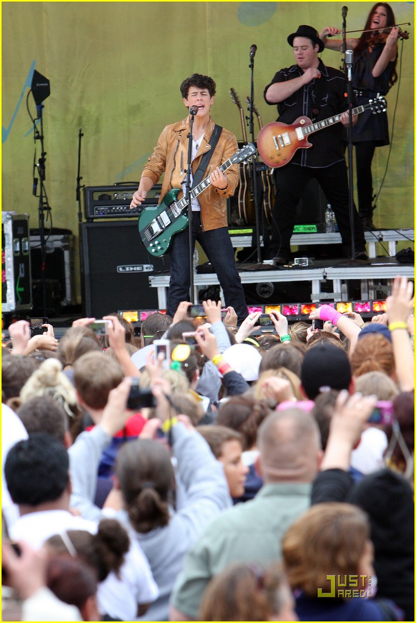 jonas brothers central park party 25