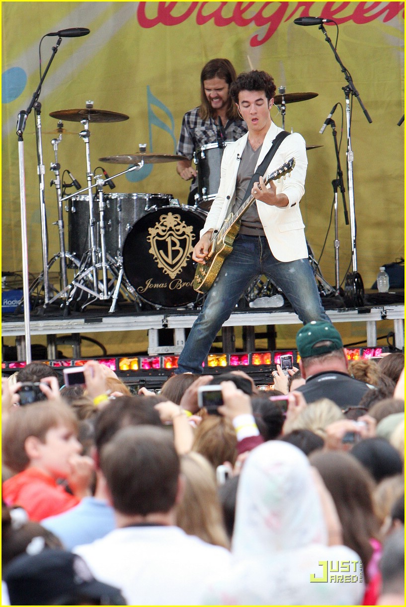 jonas brothers central park party 26