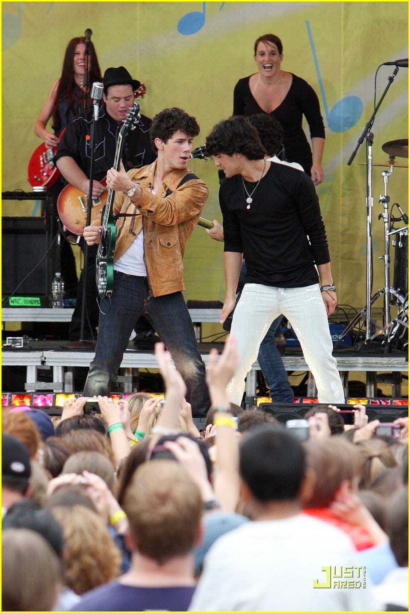 jonas brothers central park party 36