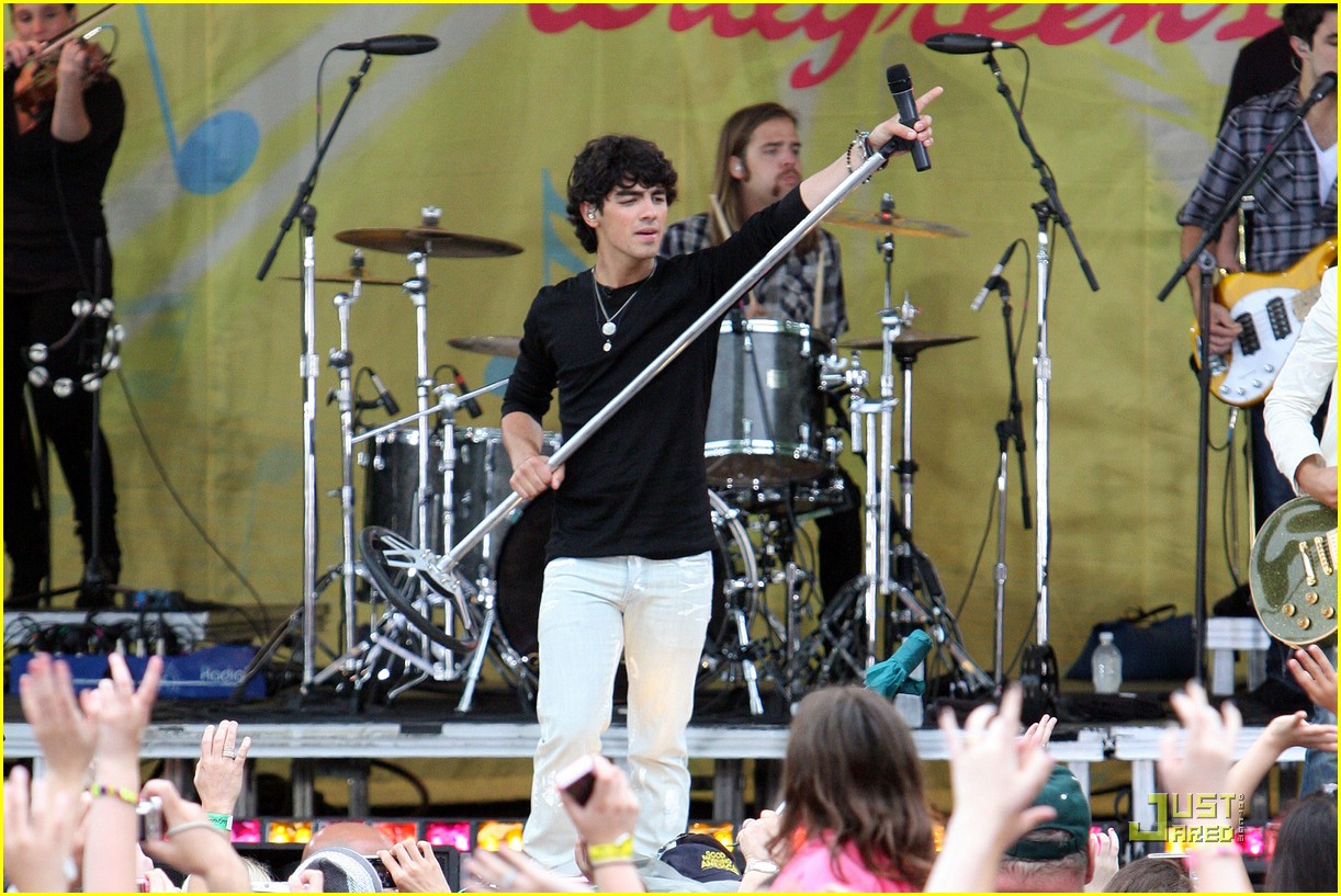 jonas brothers central park party 41