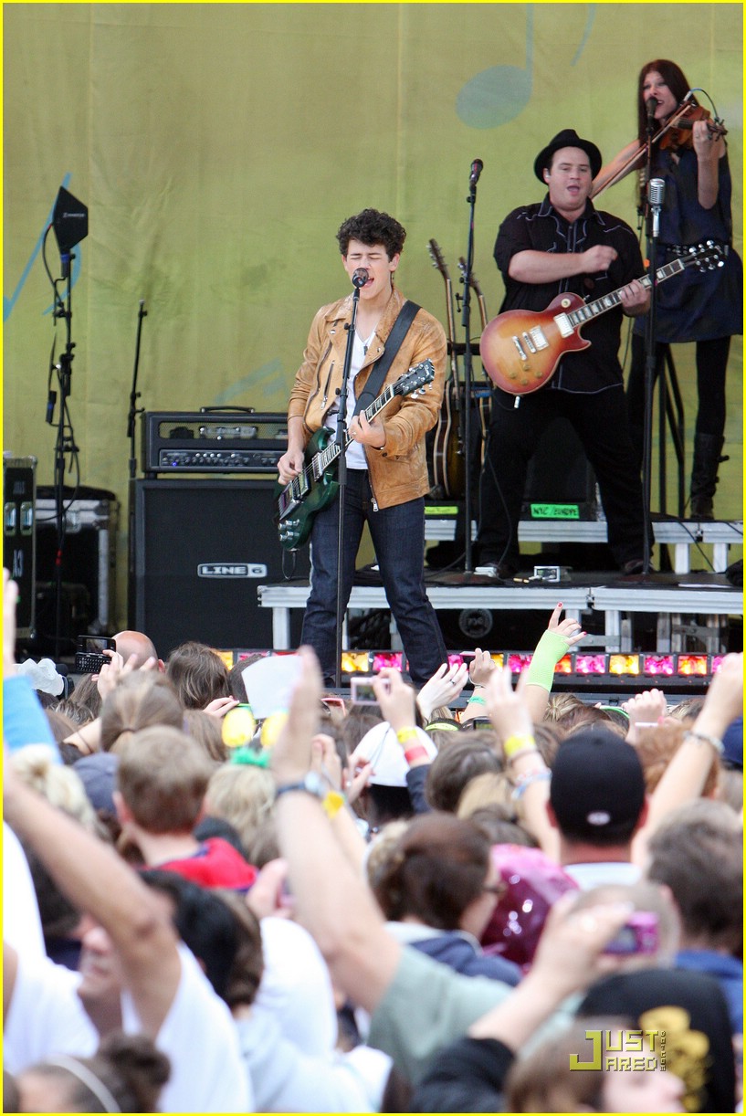 jonas brothers central park party 43