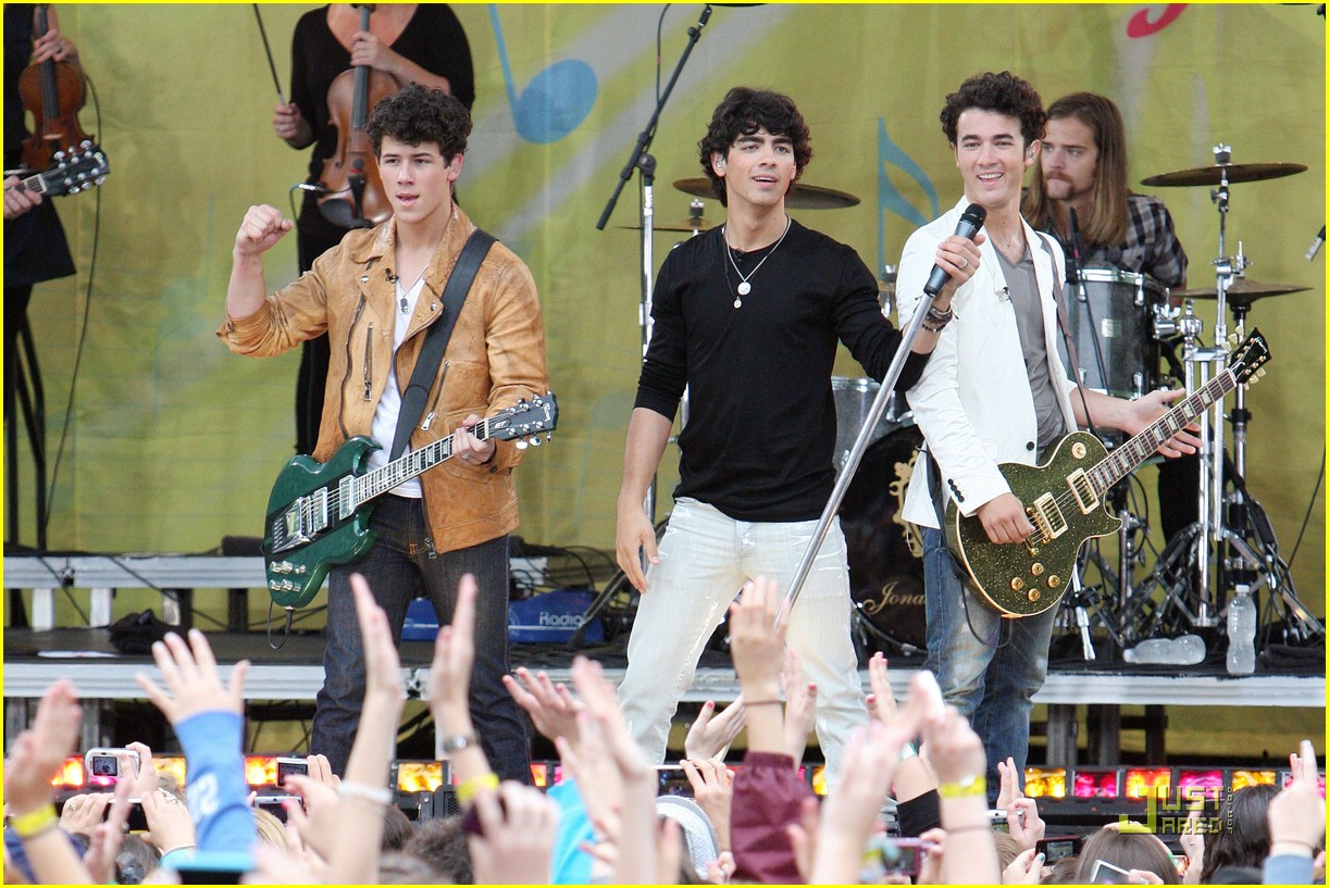 jonas brothers central park party 45