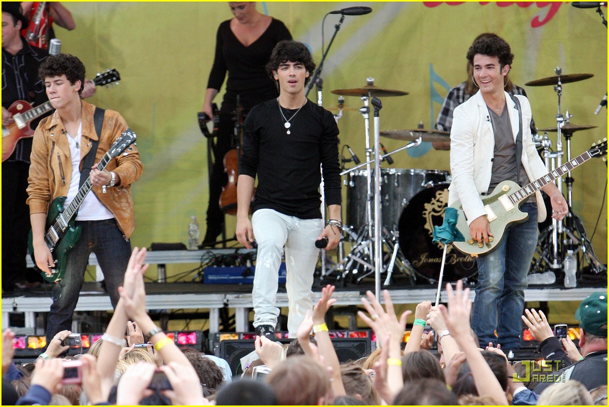 jonas brothers central park party 47