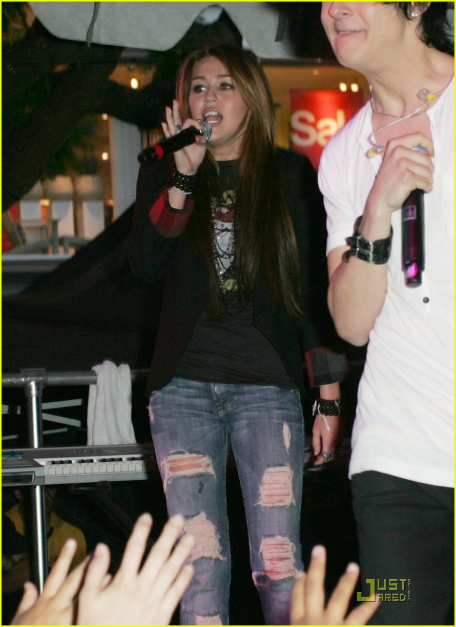miley cyrus mitchel musso the grove 04