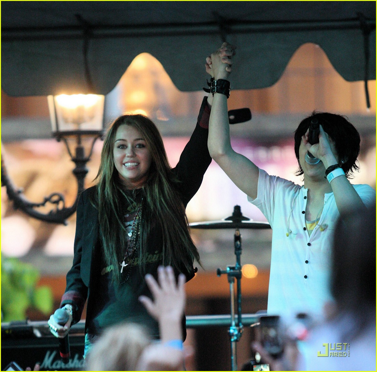miley cyrus mitchel musso the grove 07