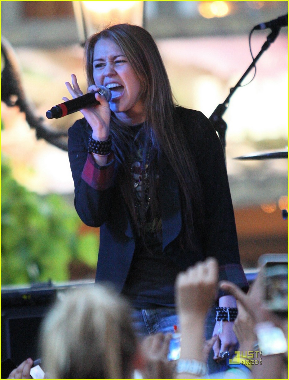 miley cyrus mitchel musso the grove 12