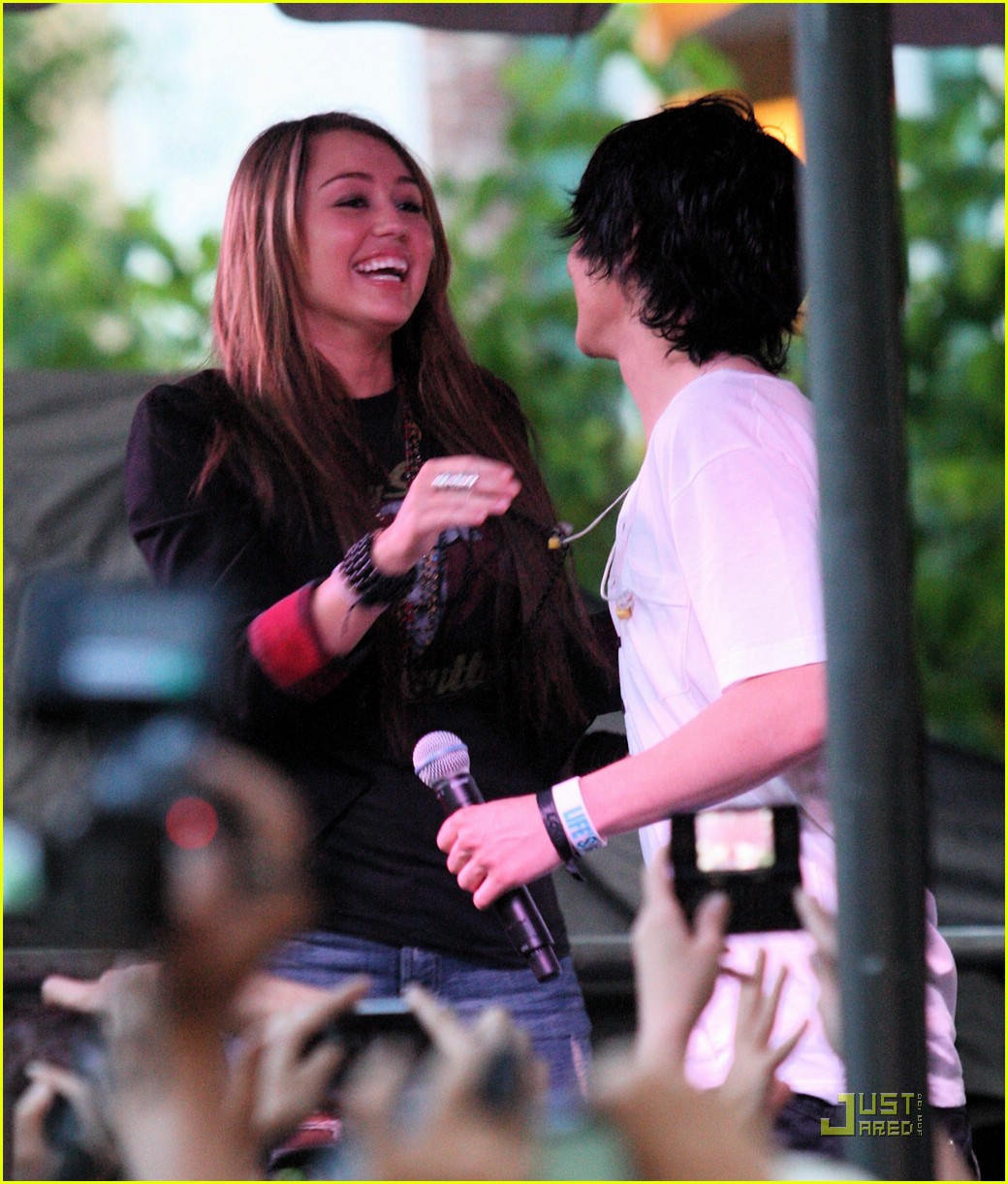 miley cyrus mitchel musso the grove 14