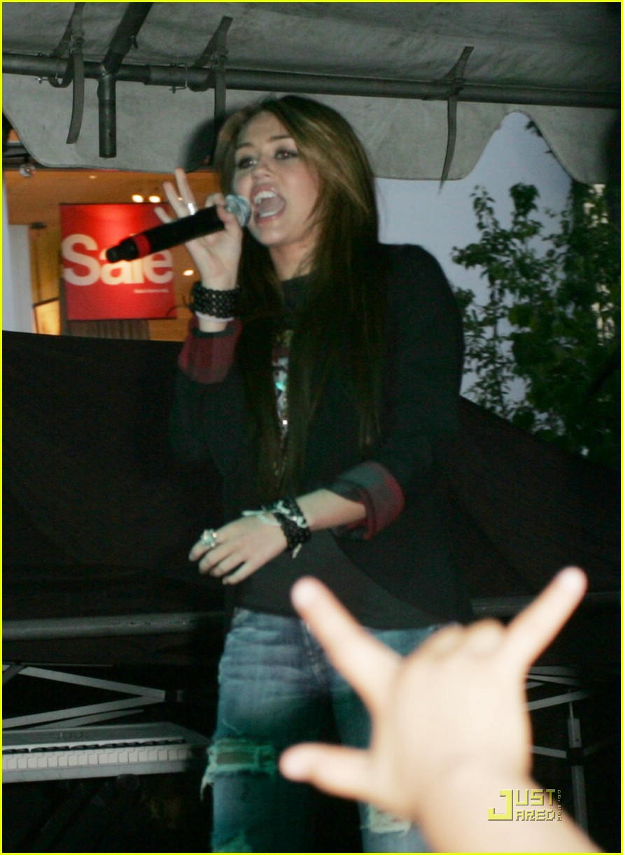 miley cyrus mitchel musso the grove 19