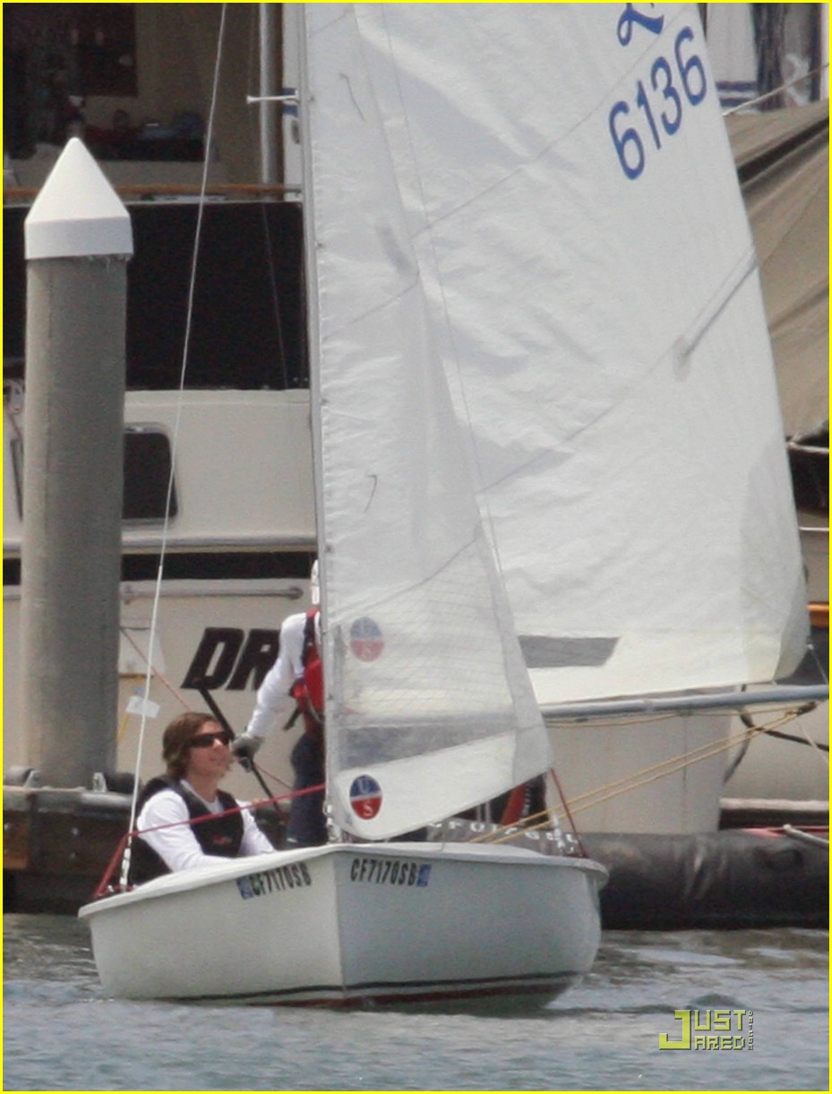 zac efron sets sail 04