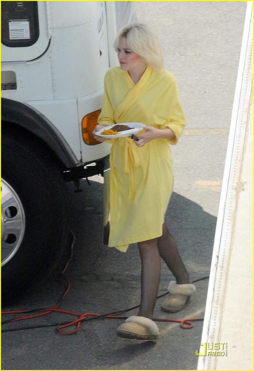 dakota fanning yellow robe 04