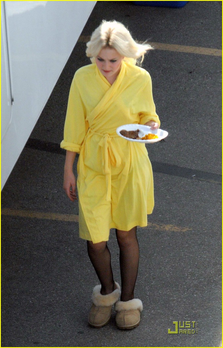 dakota fanning yellow robe 06