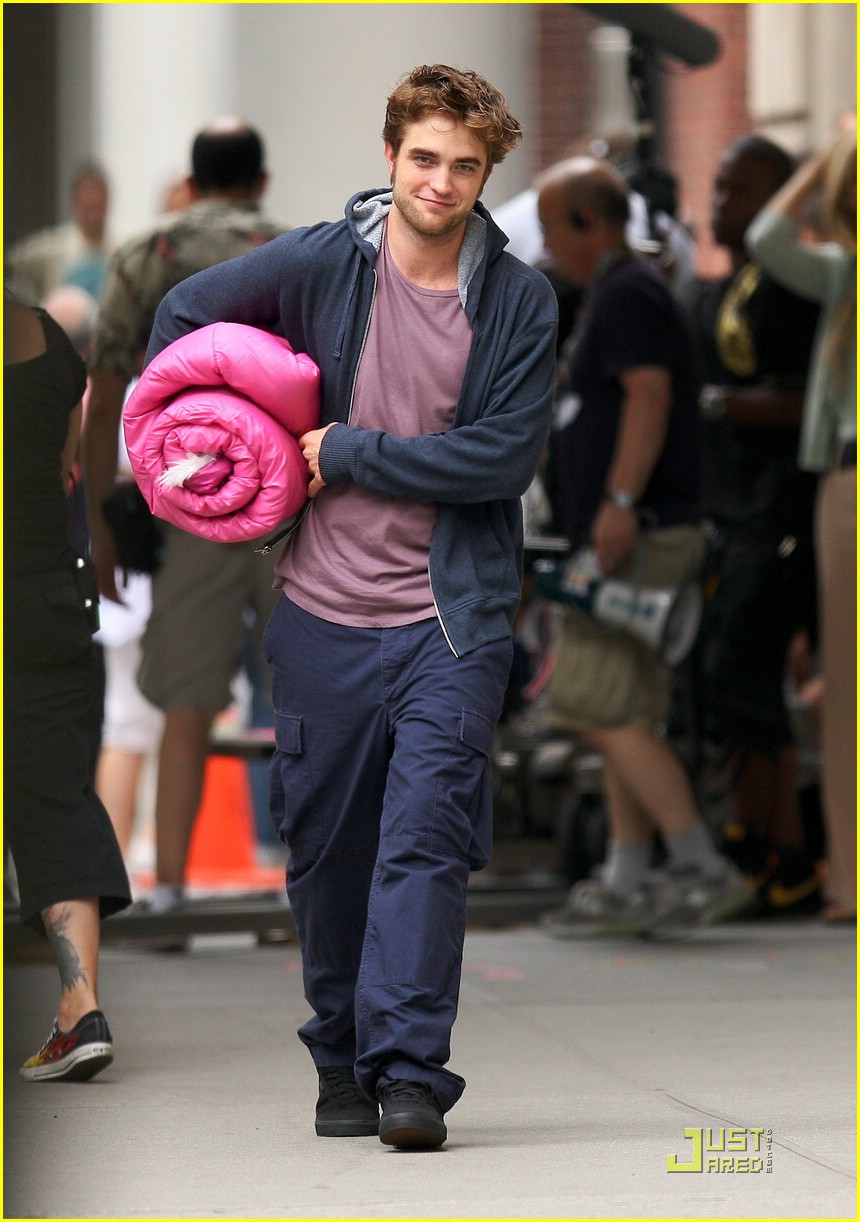robert pattinson pink sleeping bag 04