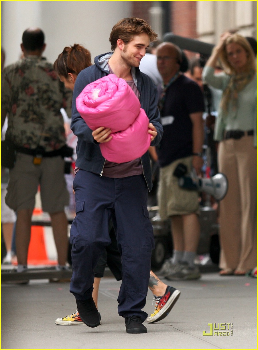 robert pattinson pink sleeping bag 07