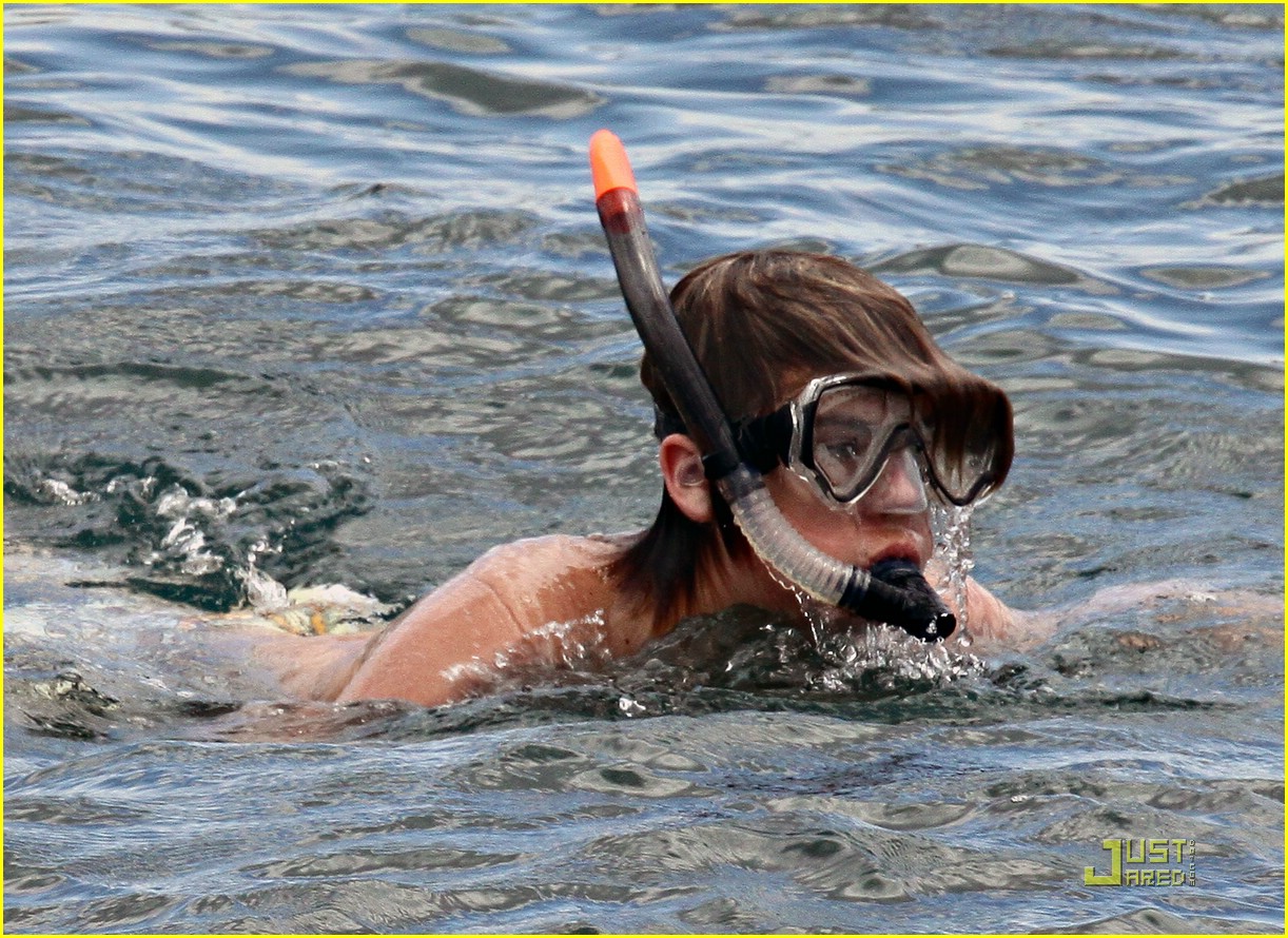 dylan cole sprouse snorkel hawaii 02