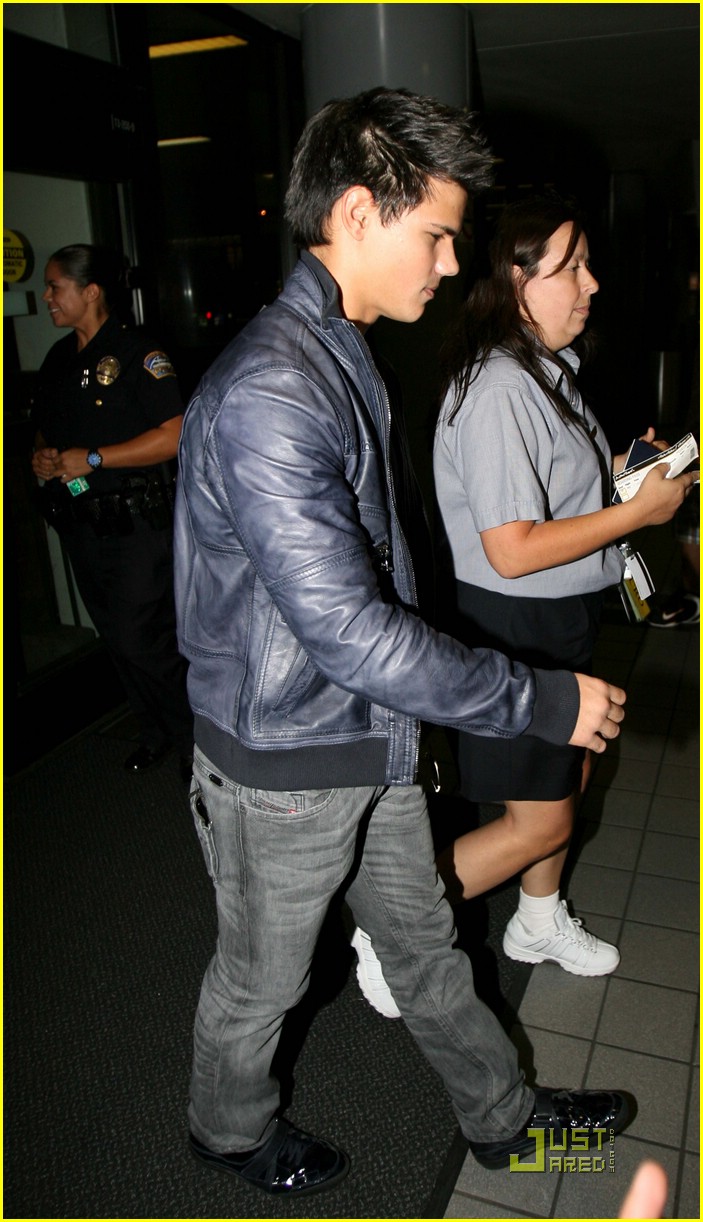 taylor lautner takes vancouver 01