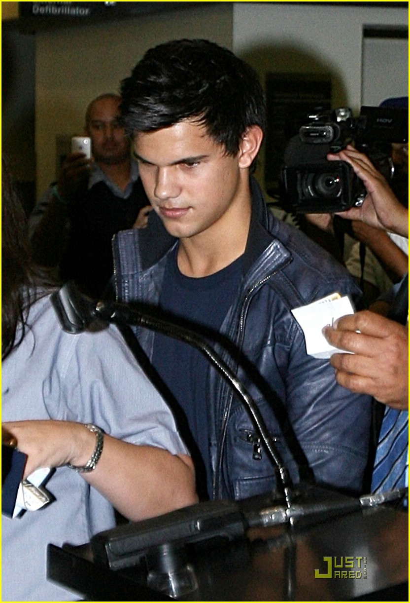 taylor lautner takes vancouver 03