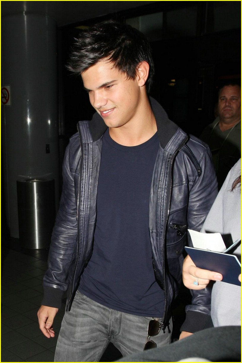 taylor lautner takes vancouver 05