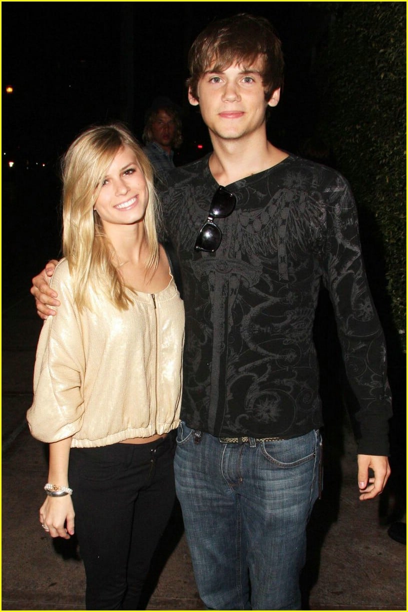 tony oller carlson young beso 01