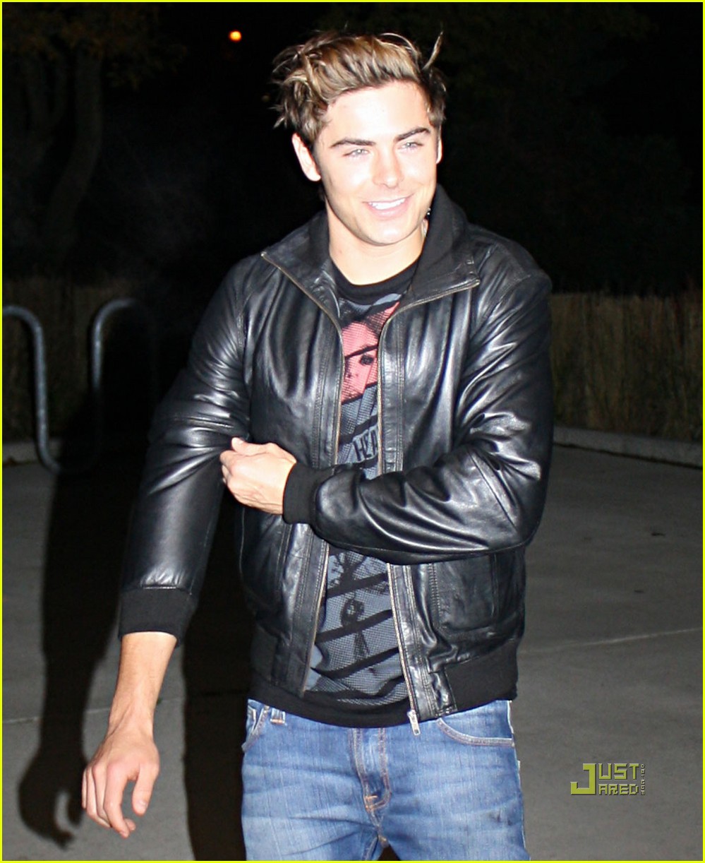 zac efron butt squeeze 06