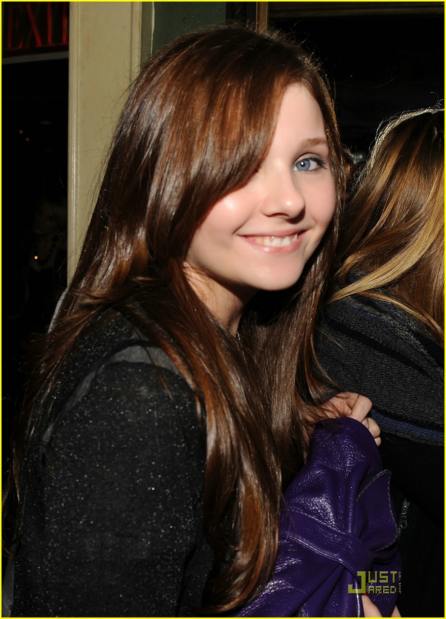 Turboimagehost lsp-001 Abigail Breslin: Purple Clutch Cutie: Photo 350033 | Abigail Breslin  Pictures | Just Jared Jr.