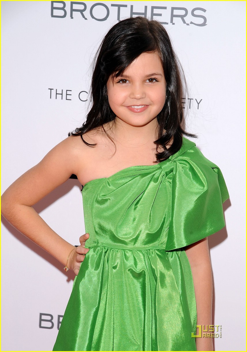 bailee madison brothers premiere 02