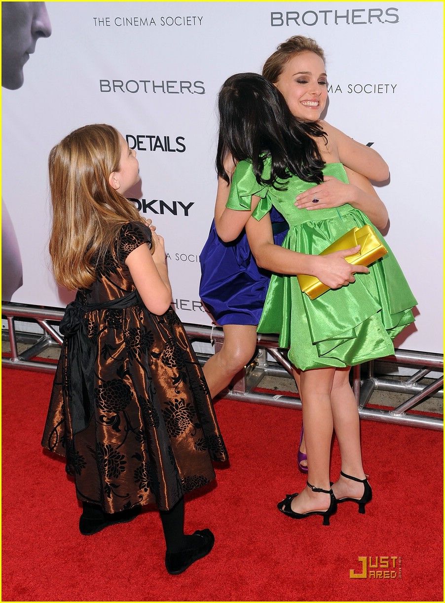 bailee madison brothers premiere 06