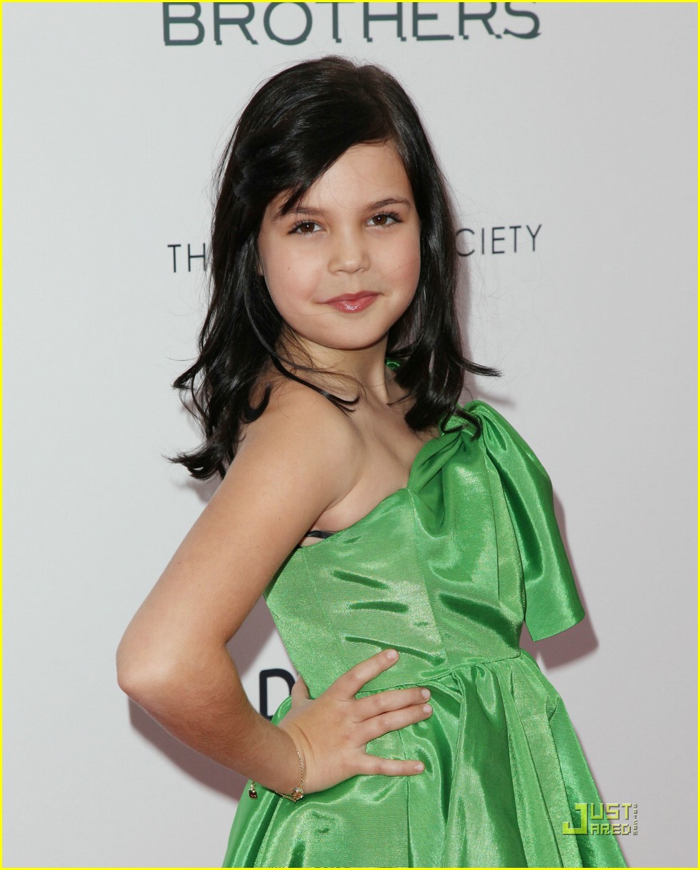 bailee madison brothers premiere 11