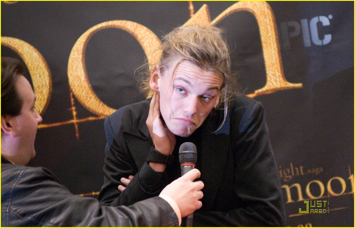 jamie campbell bower hot topic hot 22