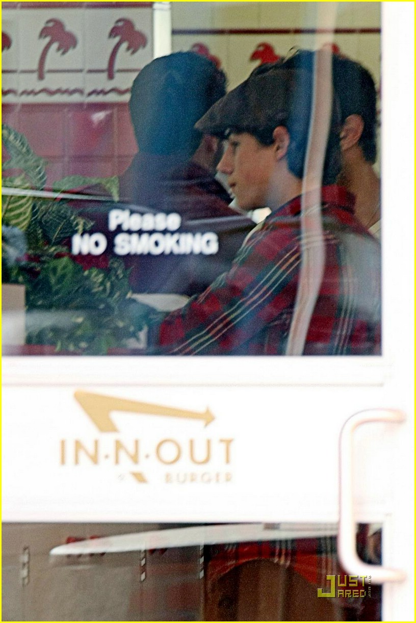 nick jonas in our burger 04