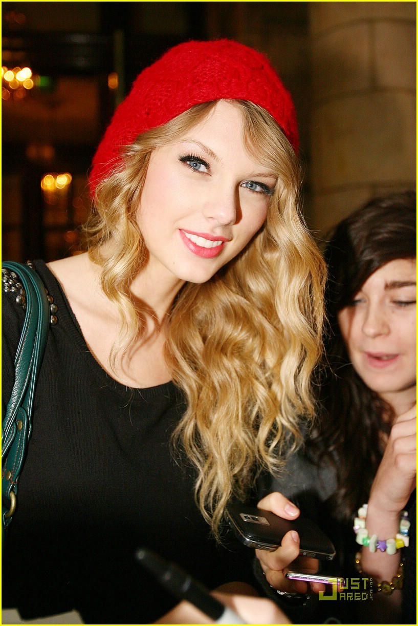 taylor swift red beanie 01