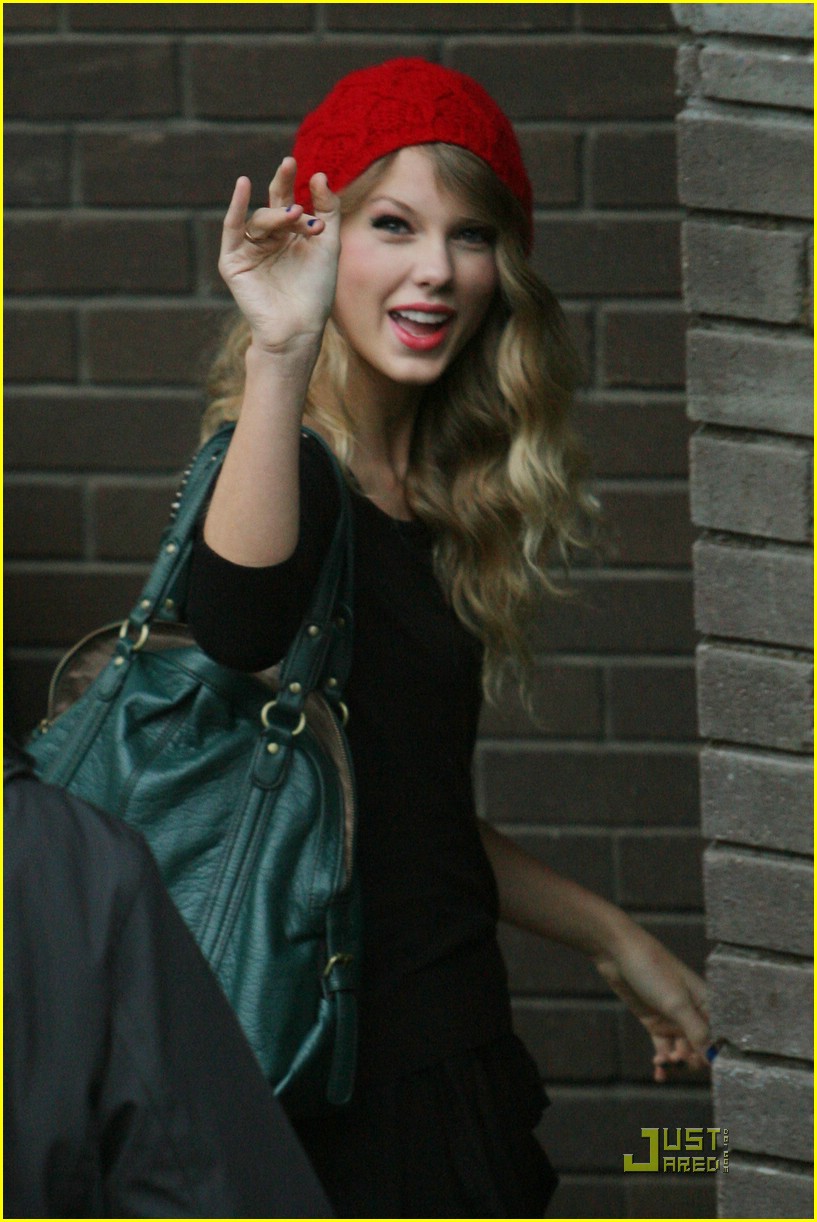 taylor swift red beanie 03