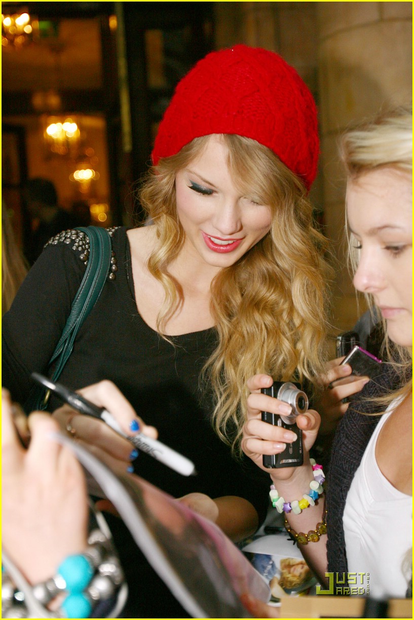 taylor swift red beanie 04