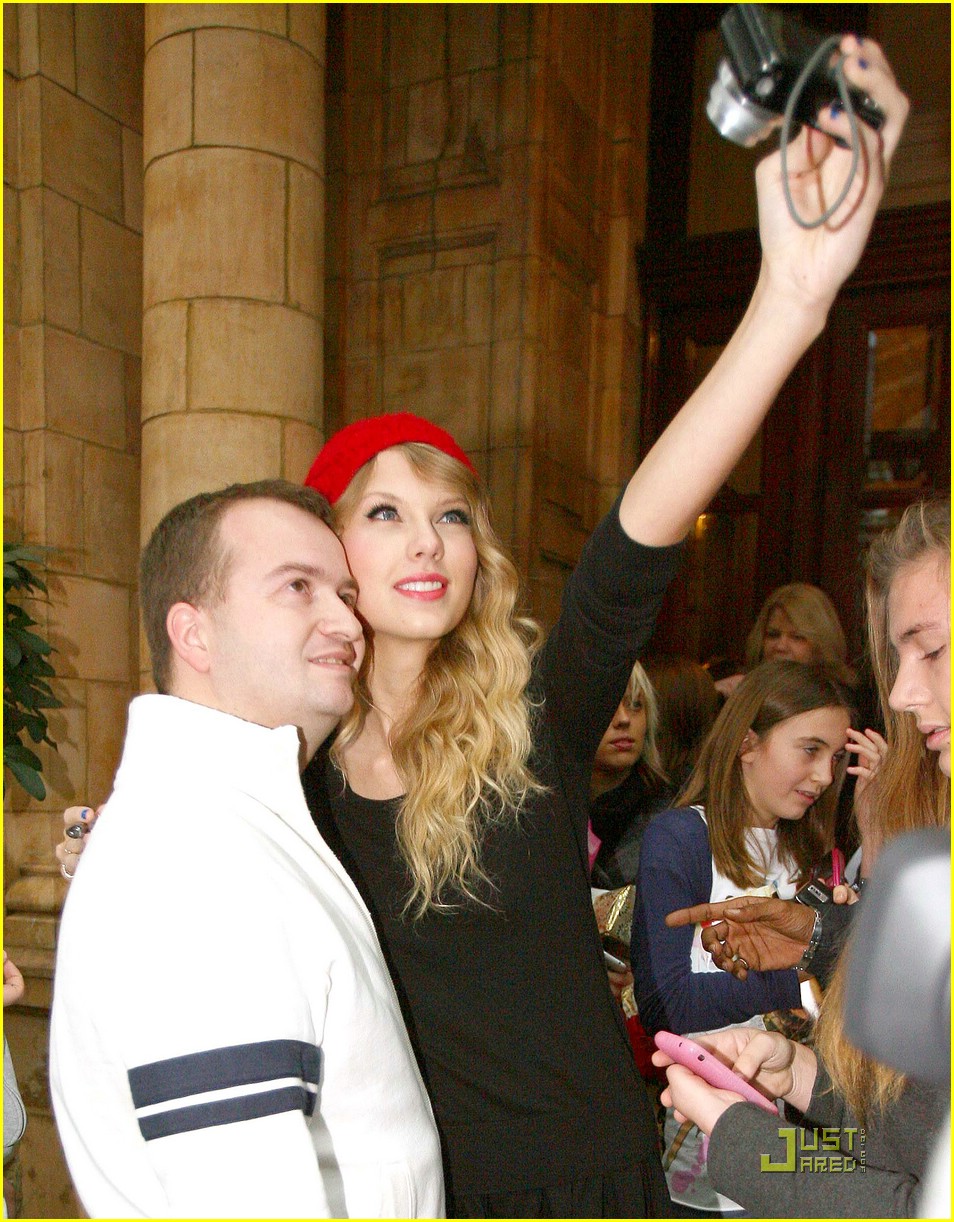 taylor swift red beanie 05