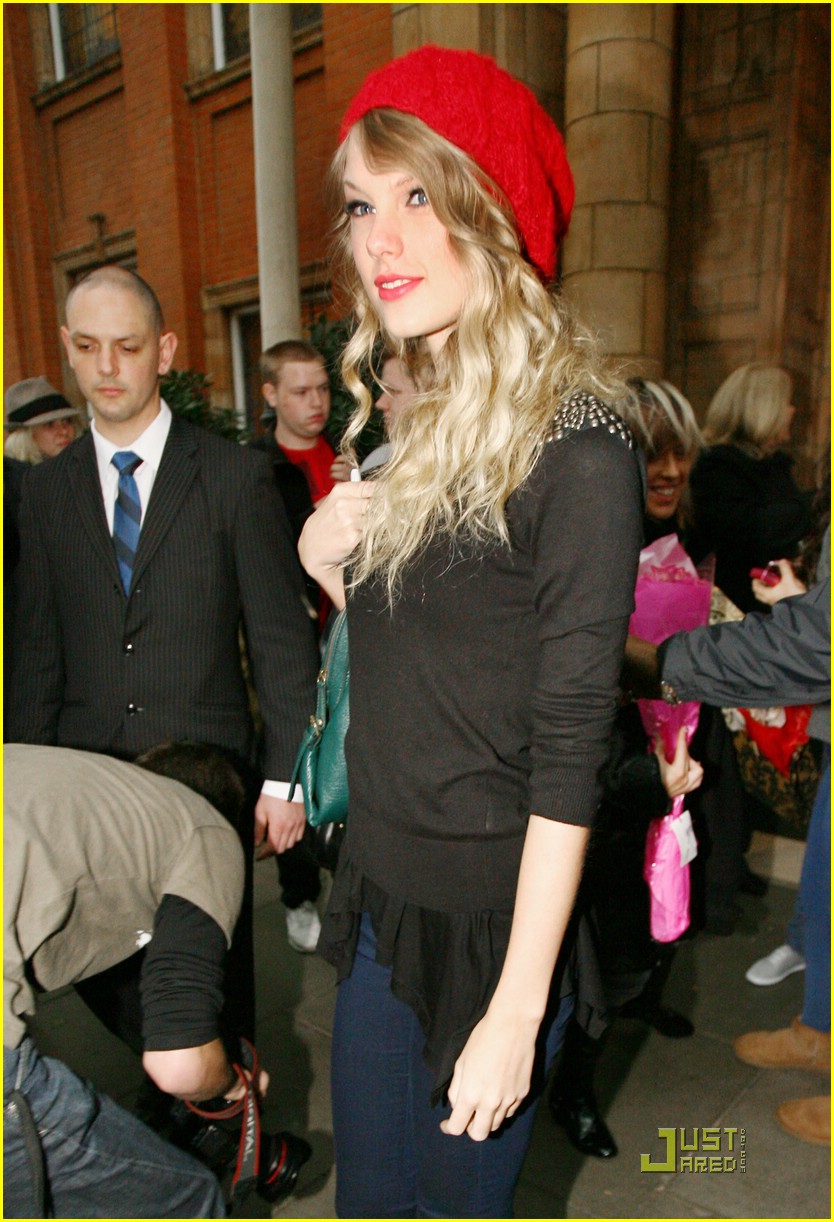 taylor swift red beanie 06