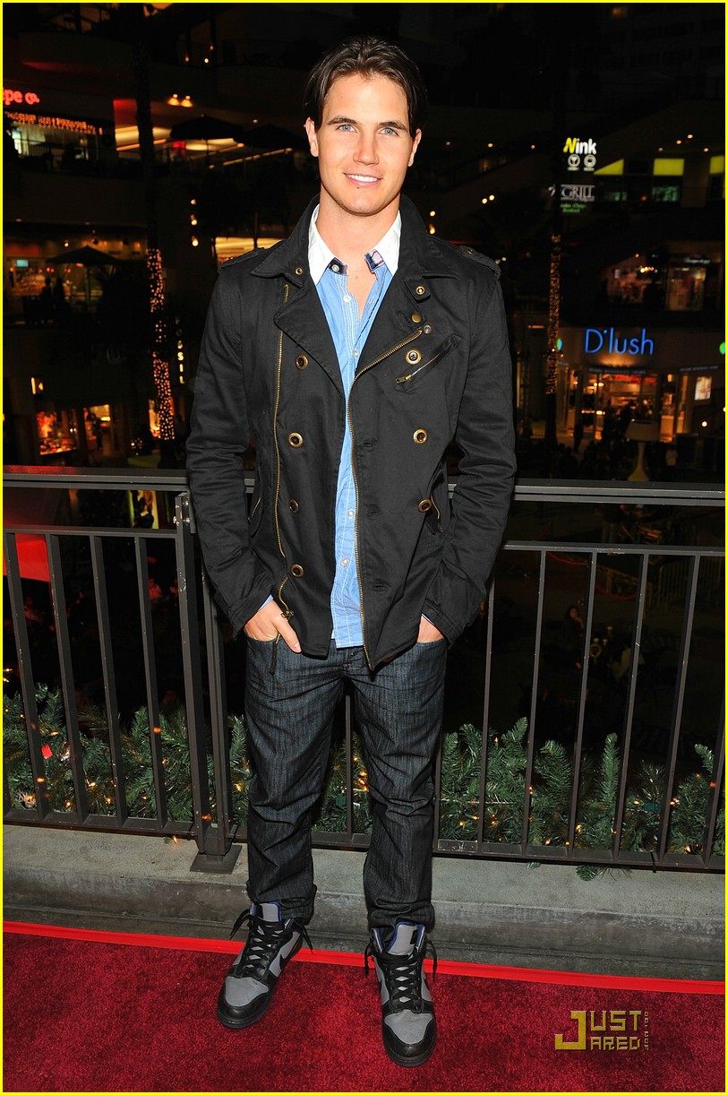 robbie amell spend day 02