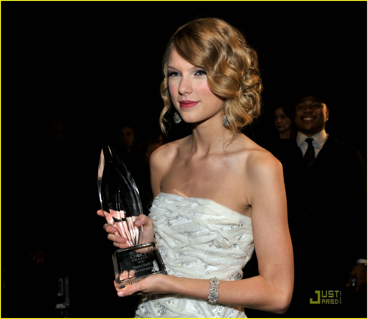 taylor swift fave female pca awards 17