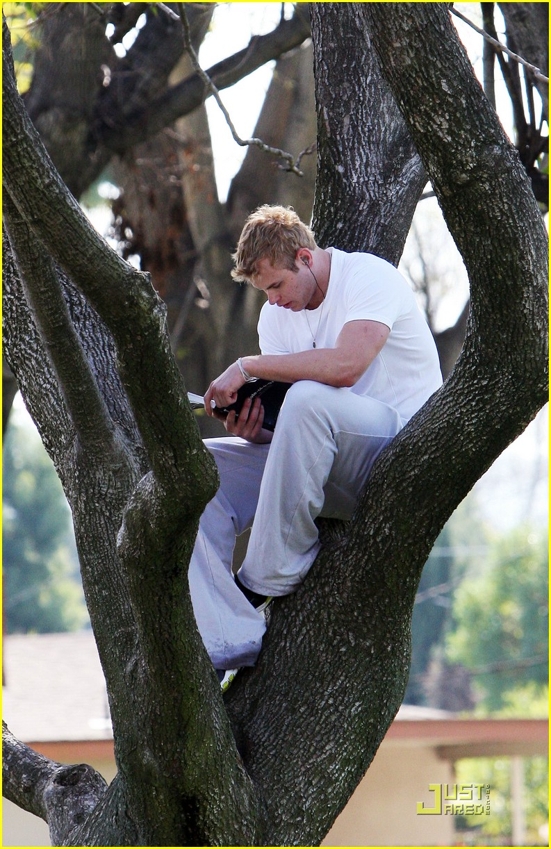 kellan lutz climbs tree reads book 24
