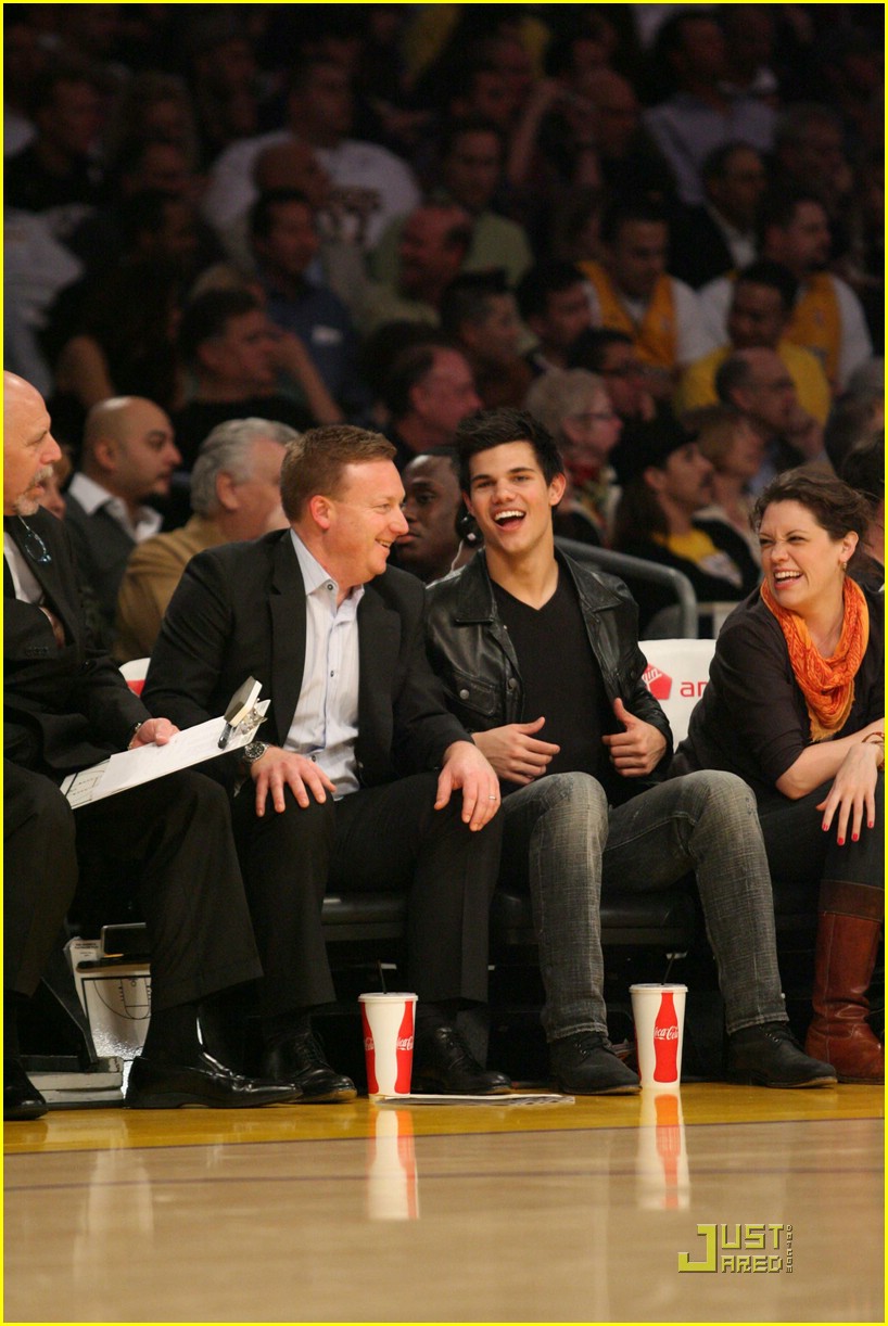 taylor lautner lakers lover 05