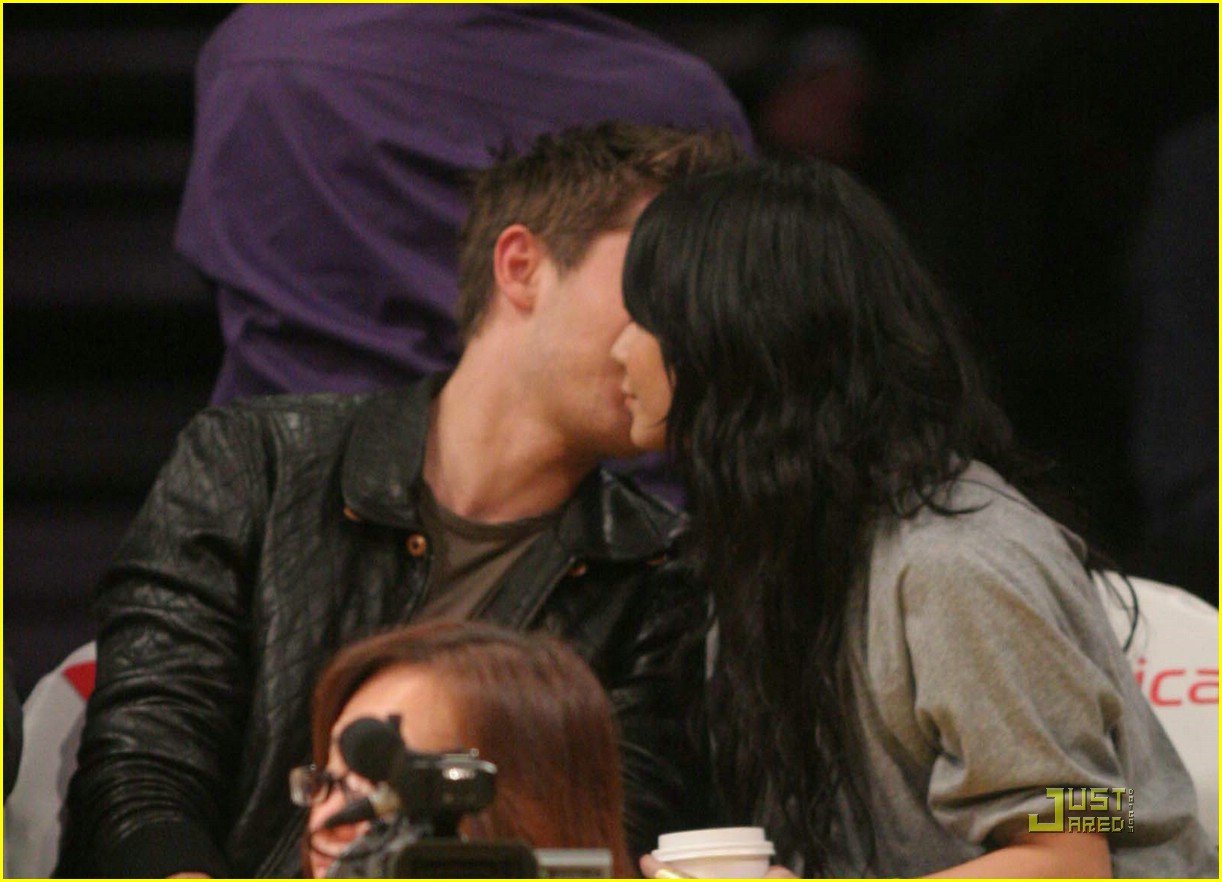 Zac Efron \u0026 Vanessa Hudgens Love Their Lakers: Photo 357547 | Vanessa  Hudgens, Zac Efron Pictures | Just Jared Jr., image size:1222x882