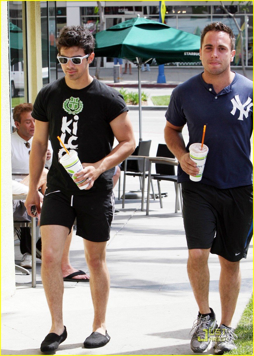 Joe Jonas: The Bodyshop Smoothie Stop: Photo 362853 | Joe Jonas, Jonas  Brothers Pictures | Just Jared Jr.